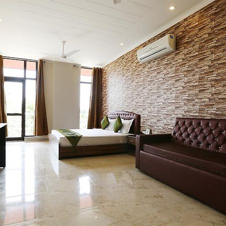Treebo Blessing Bells Hotel Dehradun Bagian luar foto