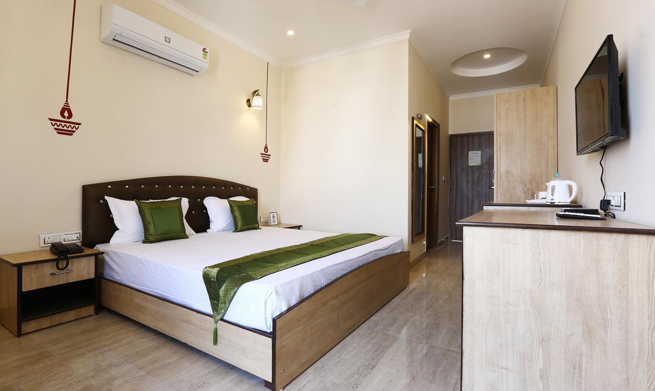 Treebo Blessing Bells Hotel Dehradun Bagian luar foto